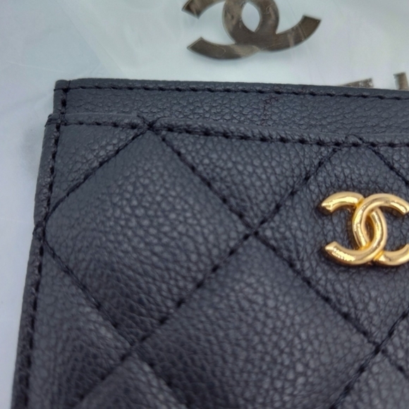CHANEL 2022–2023 Vegan Leather Quilted Black Card Holder Gold CC 🎁 + NIP GIFT - Picture 3 of 7
